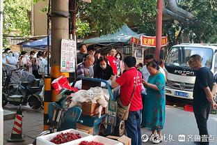 单刀教学片？！苏亚雷斯中圈接球，随后过掉门将打门得手